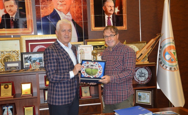 İspiroğlu'na Teşekkür Plaketi — haber görseli