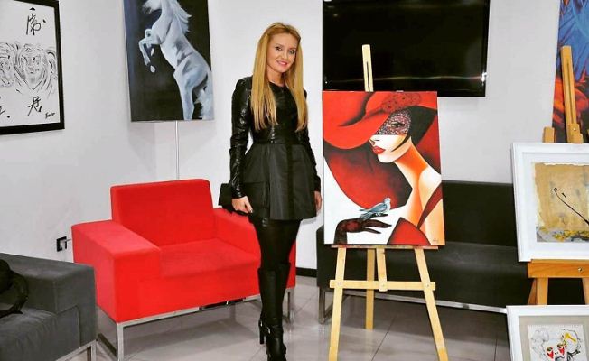 Ressam Sevgi Öztaş; eserlerini dekoratif minderle buluşturdu — haber görseli