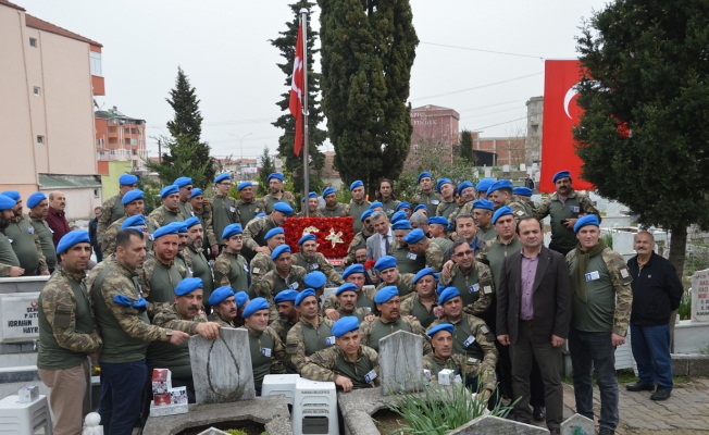 23 Yıl Sonra Komutanlarının Mezarı Başında Buluştular — haber görseli