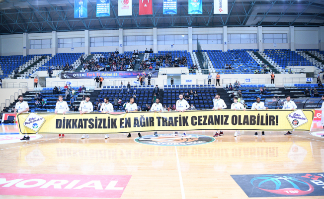 Dev adamlar trafik kurallarına dikkat çekti — haber görseli