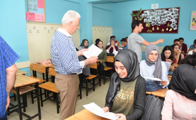 Başkan İspiroğlu, Öğrencilerin Karne Heyecanına Ortak Oldu — haber görseli
