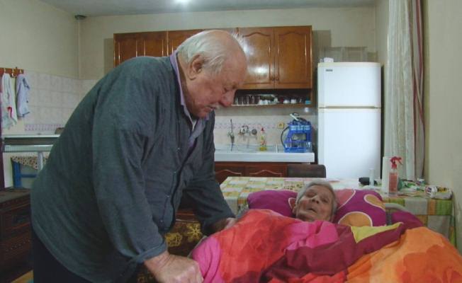 67 Yıllık karısına Çocuğu gibi Bakıyor — haber görseli