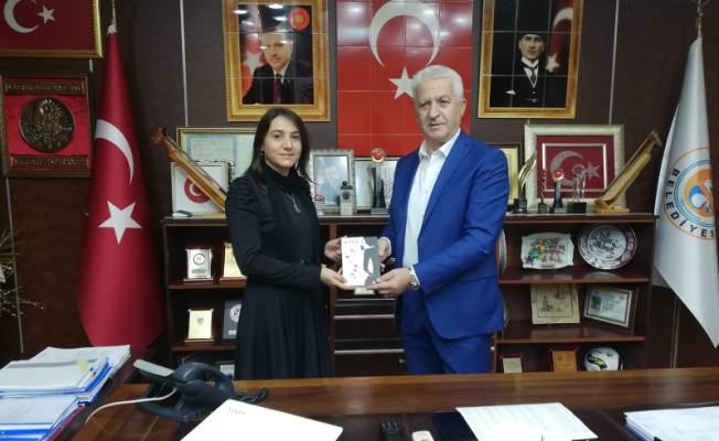Genç Yazar, Başkan İspiroğlu’na İmzalı Kitabını Hediye Etti — haber görseli