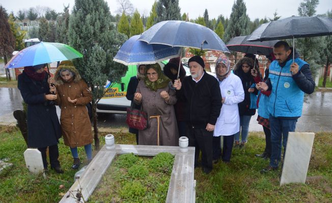 Eşinin Mezarına Gidemeyen Yaşlı Kadını, Öğrenciler Götürdü — haber görseli