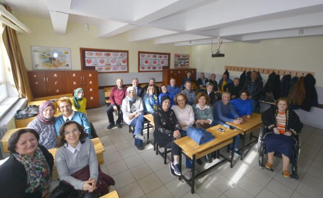 Öğretmenleri Yıldız Mutlu’ya sürpriz kutlama — haber görseli