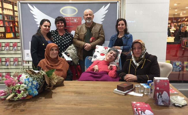 Tek Parmağıyla Yazdığı Kitabını İmzaladı — haber görseli