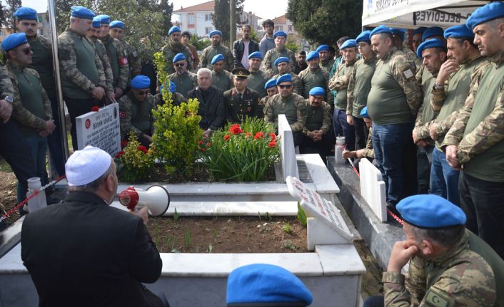 25 Yıl Sonra Şehit Komutanlarının Mezarında Buluştular — haber görseli