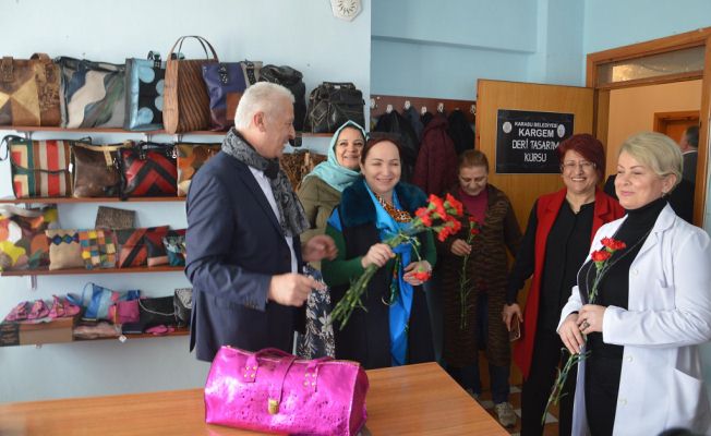 8 Mart Dünya Kadınlar Gününde karanfil dağıttı — haber görseli