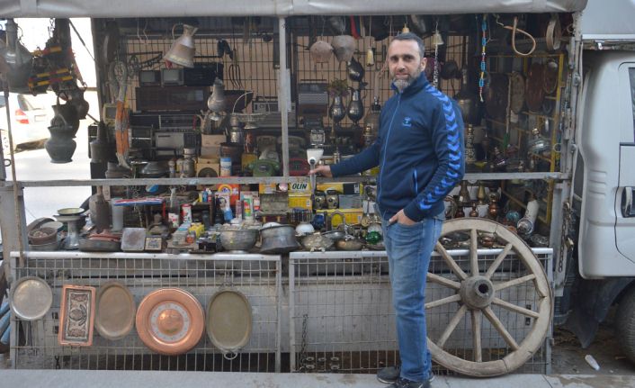 Biriktirdiği antika eşyaları kamyonetinde sergiliyor — haber görseli