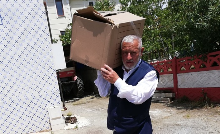 Muhtar Tek Tek Aileleri Gezerek Ramazan Erzakı Dağıttı — haber görseli