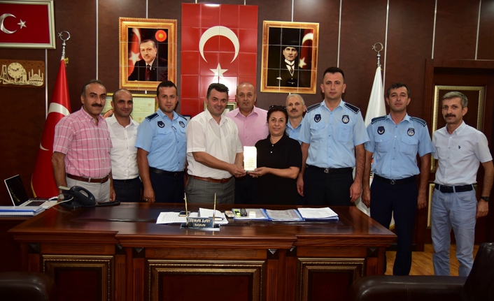 Emekli Olan Zabıta Personeline Plaket — haber görseli