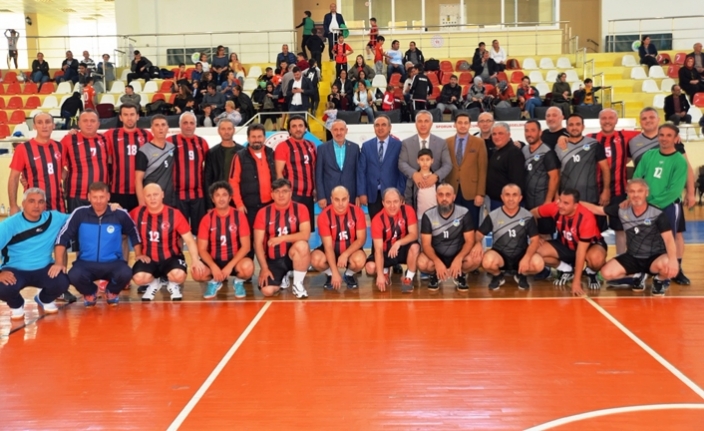 2oo sporcu hentbol şenliğinde buluştu — haber görseli