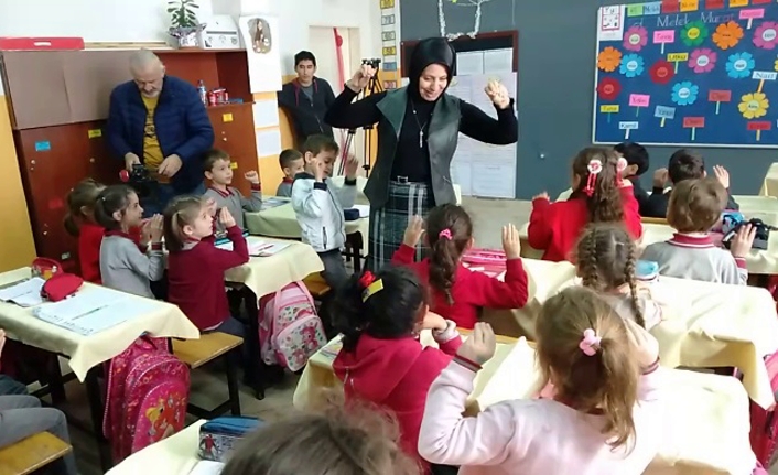 Fazilet Durmuş minik öğrencilerle şarkı söyledi — haber görseli