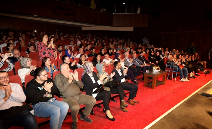 “Kare As” ayakta alkışlandı... — haber görseli
