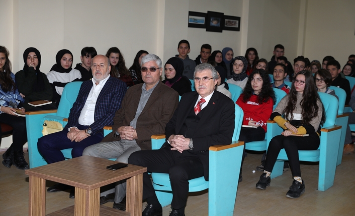 Mehmet Akif şuuruyla yetişen nesiller geleceğe ışık saçacak. — haber görseli