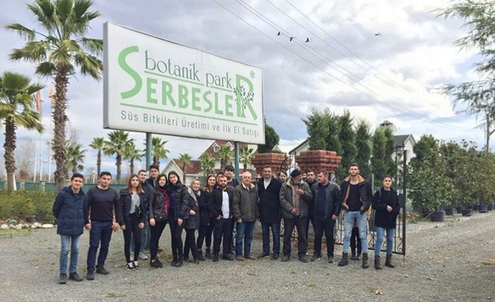 Peyzaj öğrencileri sahada — haber görseli