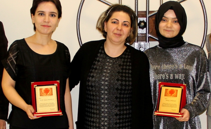 Tedavi olan hastadan plaketli teşekkür — haber görseli