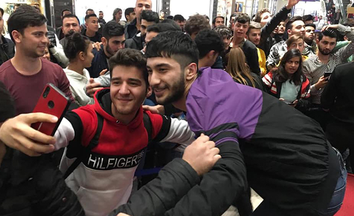 Sıfır Bir İzdihamı: Film Ekibi 3 Günde 7 Şehirde İzleyiciyle Buluştu — haber görseli