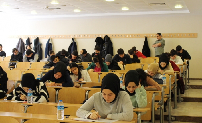 Üniversite sıralarında deneme sınavı — haber görseli