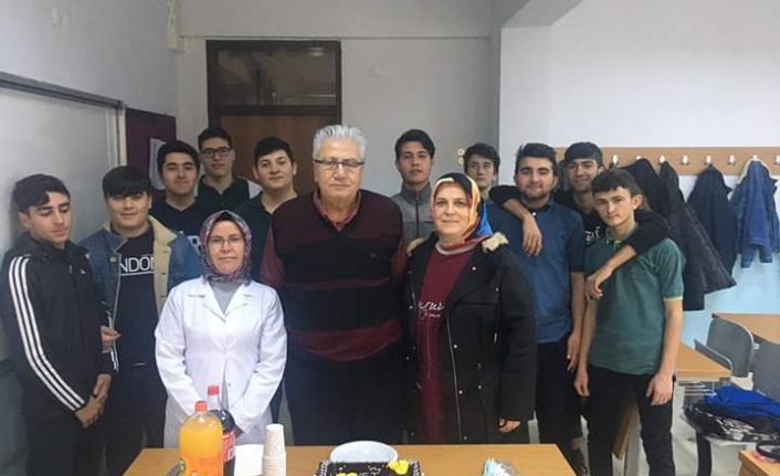 42 Yıllık öğretmene öğrencilerinden pastalı veda — haber görseli