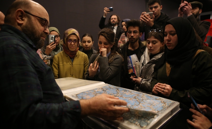Mustafa Düzgünman Ebru sanatını öğrencilerine aşılamıştır — haber görseli