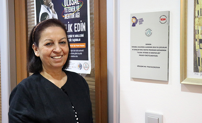 Halide İncekara: “Farklıymış gibi davranmak en ağır yük” — haber görseli