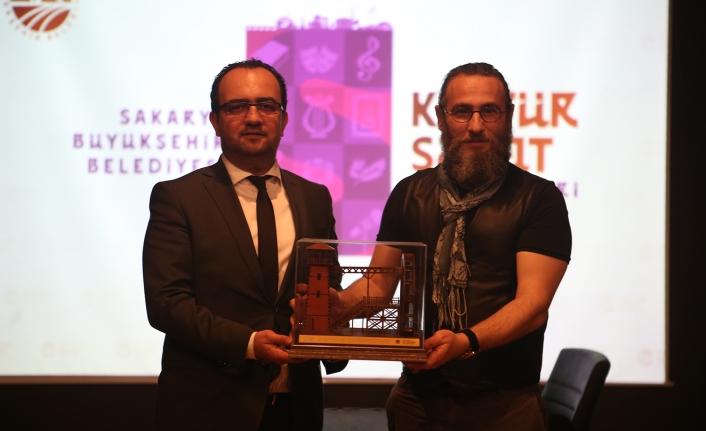 Oyuncu, hayretin peşinde koşan ve hayreti merak eden bir varlıktır — haber görseli