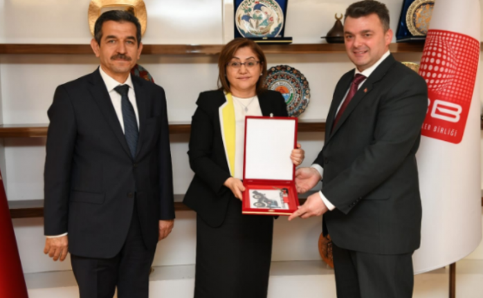 TBB Başkanı Fatma Şahin’den Başkan Sarı’ya Anahtar Teslimi — haber görseli