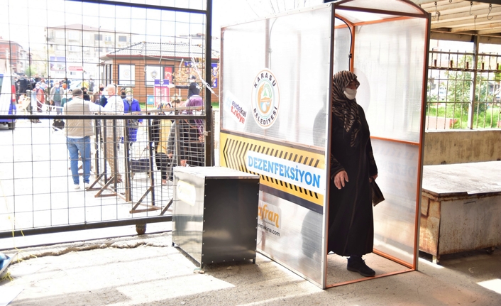 Karasu’da Pazaryeri Girişine Dezenfektan Kabini Yerleştirildi — haber görseli