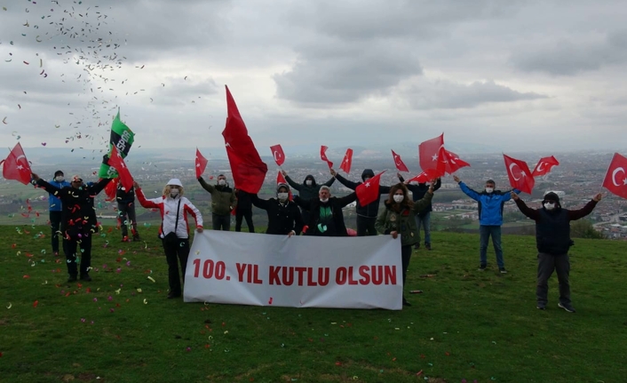 Meşaleler yakıldı Türk bayrağı ve Atatürk posteri açıldı. — haber görseli