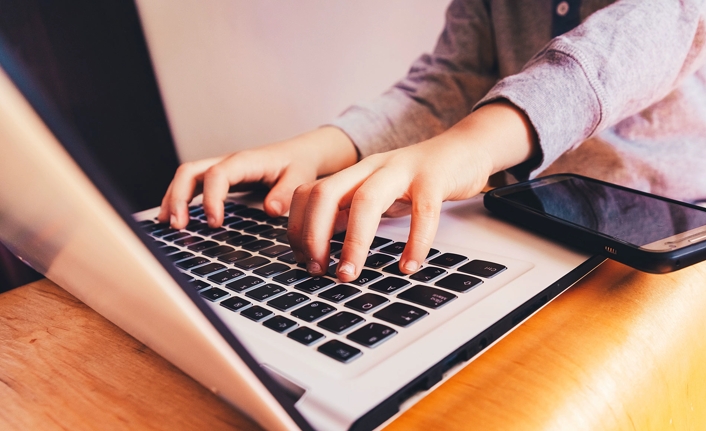 Türkiye’de ebeveynlerin %29’u internetteki zararlı içeriklerden endişe duyuyor — haber görseli