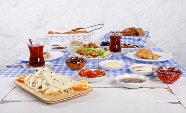 Ramazan Bayramı’nda aşırıya kaçmadan beslenmenin yolları — haber görseli