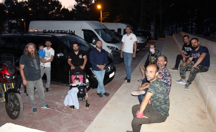Motosi̇kletçi̇ler kamp i̇çi̇n feri̇zli̇'de — haber görseli