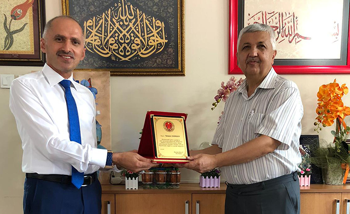 35 Yıllık Öğretmenliğini Zirvede Tamamladı — haber görseli