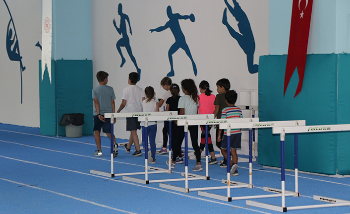 Kapalı Atletizm Pistinde Antrenmanlar Devam ediyor — haber görseli