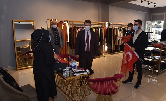 Başkan Sarı, Esnaf ve Vatandaşlara Türk Bayrağı Dağıttı — haber görseli