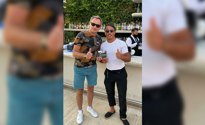 Dünyaca ünlü Nusret'te Akif Yener’i dinliyor... — haber görseli