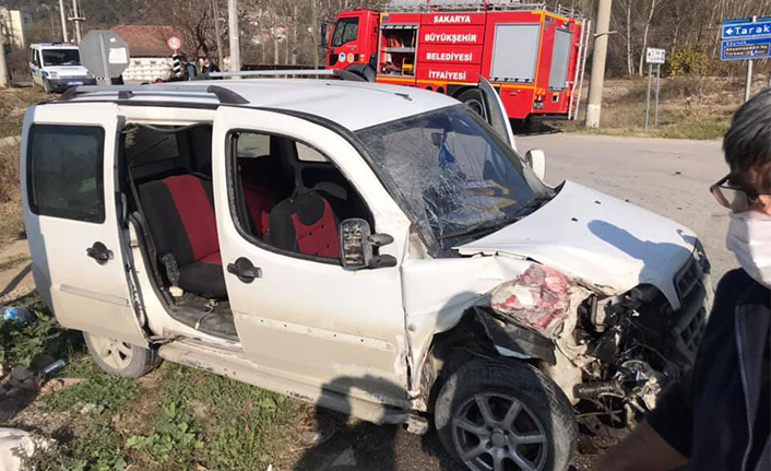 Taraklı-Gölpazarı-Göynük-Geyve Yol Kavşağında Trafik Kazası:2  yaralı — haber görseli