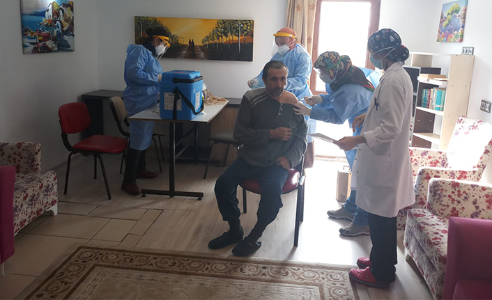 Huzurevlerinde kalanlar ile 90 yaş üstüne aşılama başladı — haber görseli