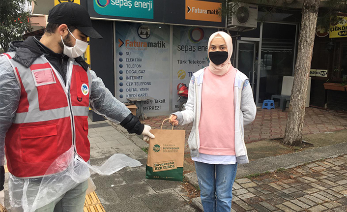 Maske ve dezenfektan dağıtımı Serdivan’da devam ediyor — haber görseli