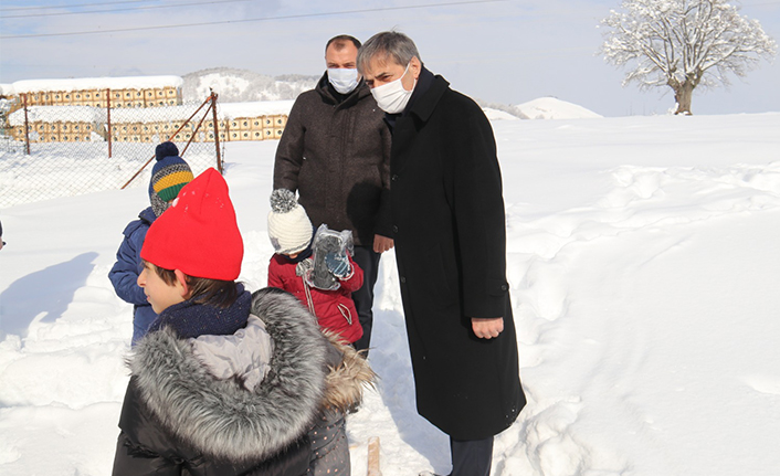 Vali Kaldırım ve Başkan Alemdar Çocuklarla Kartopu Oynadı — haber görseli