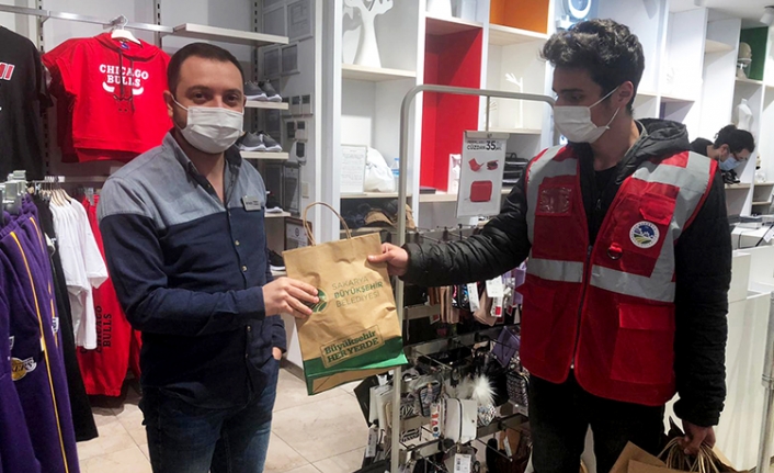 Cadde esnafına Büyükşehir’den ücretsiz maske ve dezenfektan — haber görseli