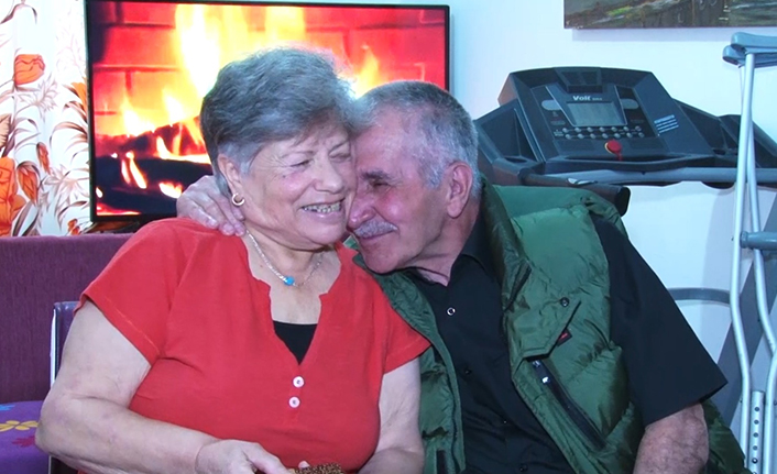 Eşine çocuk gibi bakıyor — haber görseli