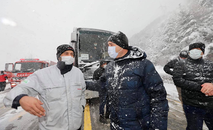 Vali Kaldırım Geyve’de Meydana Gelen Kaza Yerinde İncelemelerde Bulundu — haber görseli