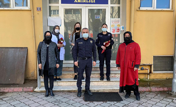 Başkan Babaoğlu karanfiller dağıttı  — haber görseli