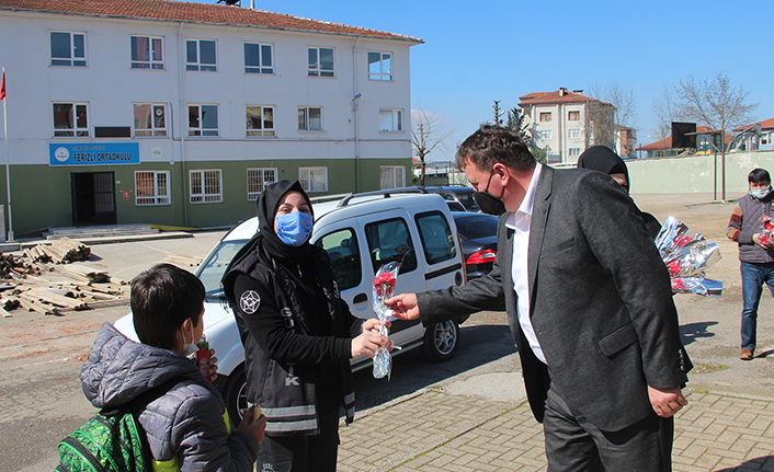 Başkan gündoğdu kadınlara çiçek dağıttı — haber görseli