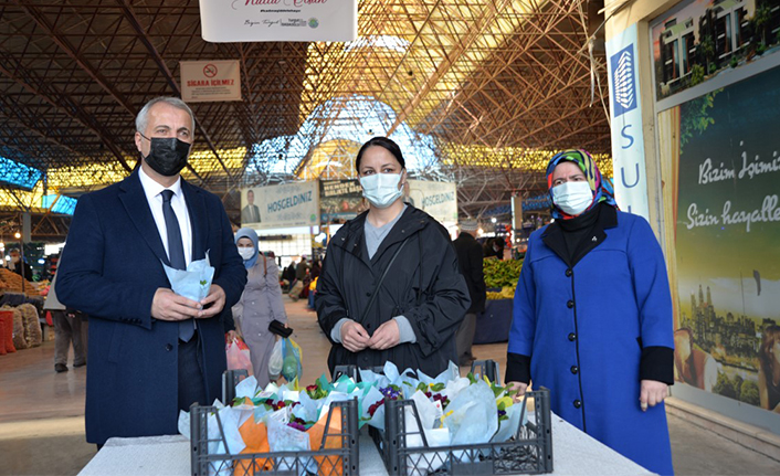 Pazar Yerinde Çiçeklerle Karşıladılar  — haber görseli