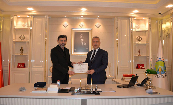 Başkan babaoğlundan Martin’e plaket — haber görseli