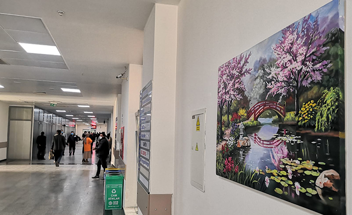 Hastane koridorları tablolarla renklendi — haber görseli