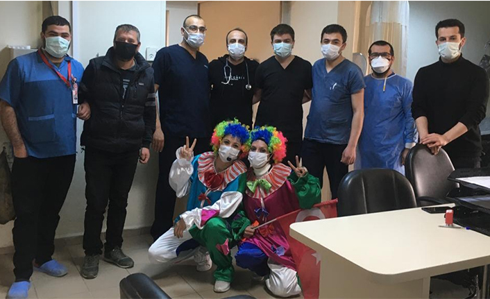 Hastanedeki çocukları ve meslektaşlarını da unutmadı — haber görseli